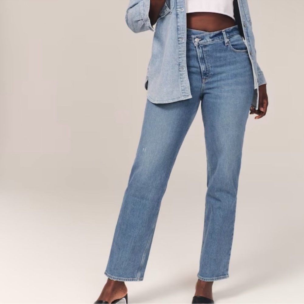 Abercrombie & Fitch 6L Curve Love 90s Straight Ultra High Rise Jeans Medium Wash